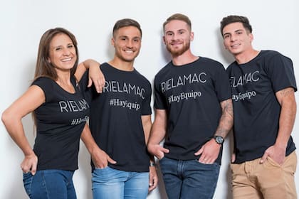 Kevin Alexis y Francis Mac Allister hacen fotografías para Rielamac, el emprendimiento familiar