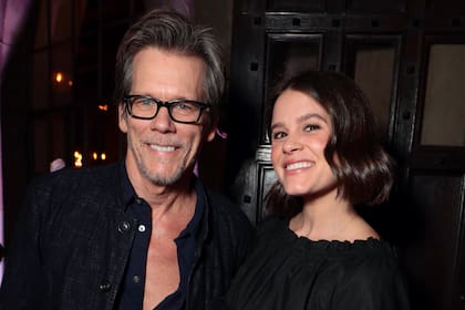 Kevin Bacon con su hija Sosie, también actriz y parte del elenco de Mare of Easttown, donde interpretaba a la madre, adicta en recuperación, del nieto del personaje de Kate Winslet