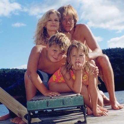 Kevin Bacon y Kyra Sedgwick formaron una familia con dos hijos: Travis, hoy de 37 años, y Sosie, de 34. Durante su infancia, la pareja procuró mantenerlos relativamente alejados de la exposición pública
