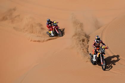 Kevin Benavides (derecha) cedió posiciones este viernes en el Dakar y quedó tercero entre los motociclistas, pero se tiene confianza para definir "en los penales" este fin de semana en Arabia Saudita.