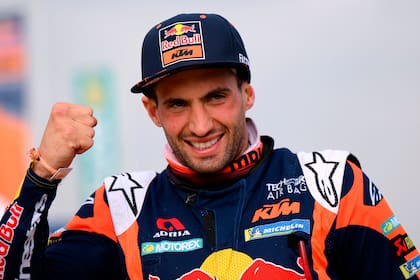 Kevin Benavides festeja su triunfo en el Rally Dakar 2023; el argentino ganó en 2021 con otra marca de motos