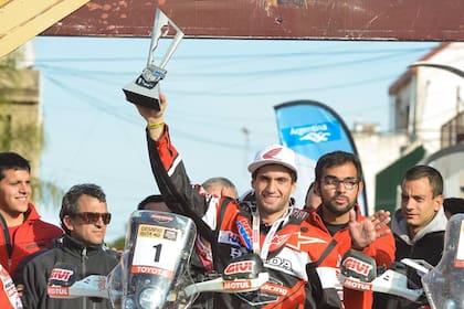 Kevin Benavides festejó su triunfo en el Desafío Ruta 40