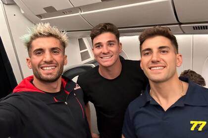 Kevin Benavides (izquierda) y su hermano Luciano se encontraron con Julián Álvarez en un vuelo hacia Europa; los motociclistas hicieron escala en el Viejo Continente antes de llegar a Arabia Saudita, rival de Argentina en el Mundial de Qatar de fútbol
