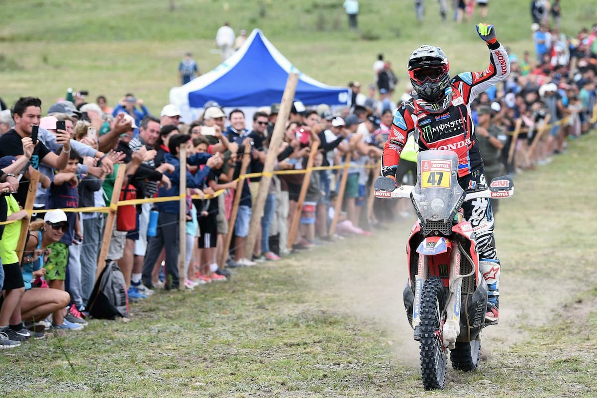 Kevin Benavides llega a La Cumbre en segundo lugar: nunca un argentino arribó mejor ubicado entre las motos. Cavigliasso fue escolta en cuatriciclos