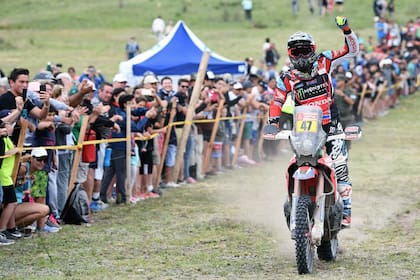 Kevin Benavides llega a La Cumbre en segundo lugar: nunca un argentino arribó mejor ubicado entre las motos. Cavigliasso fue escolta en cuatriciclos