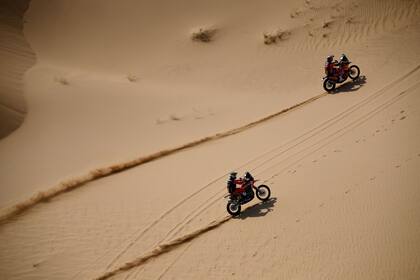 Kevin Benavídes pelea mano a mano con el australiano Toby Price, último campeón; el argentino pasó a comandar la clasificación general