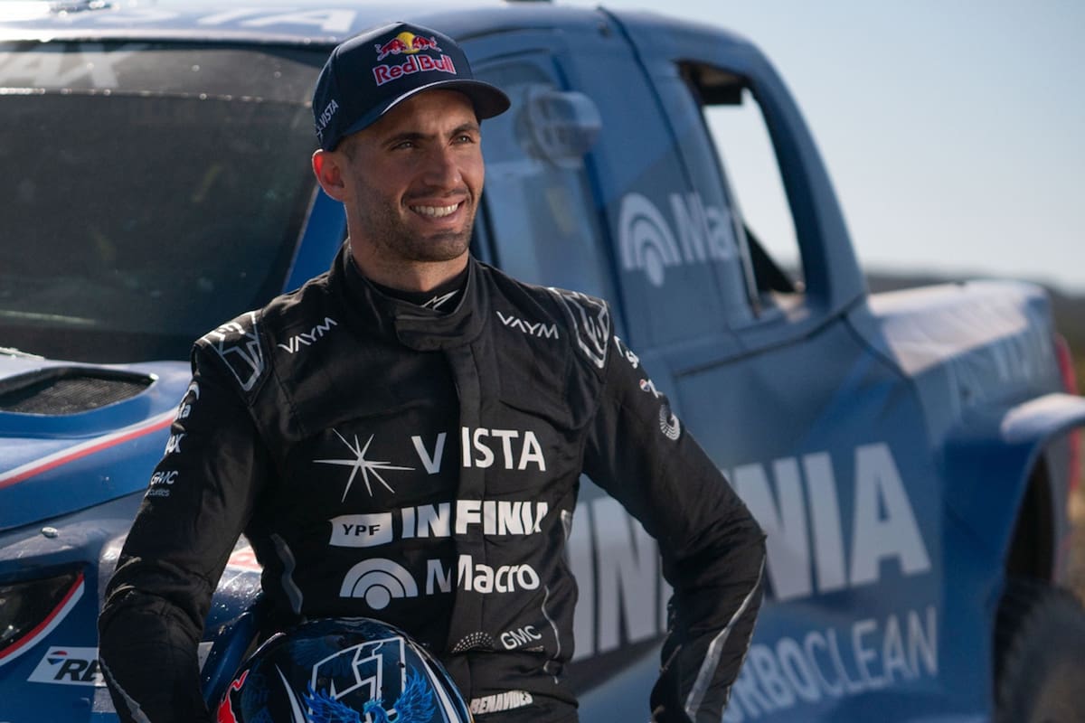 Kevin Benavides posa delante de la Toyota Hilux del Overdrive Racing, vehículo con el que debutará en la categoría reina del Mundial de Rally Raid de la FIA