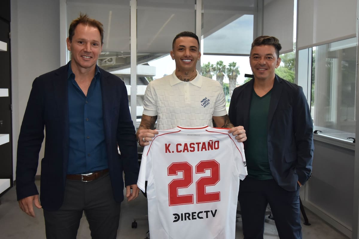 Kevin Castaño, escoltado por el presidente de River, Jorge Brito, y el DT Marcelo Gallardo