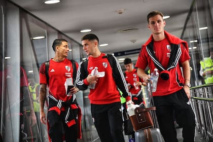 Kevin Castaño, junto con Fabricio Bustos y Giuliano Galoppo, antes de llegar a Venezuela, para el desafío de River en la Copa Sudamericana