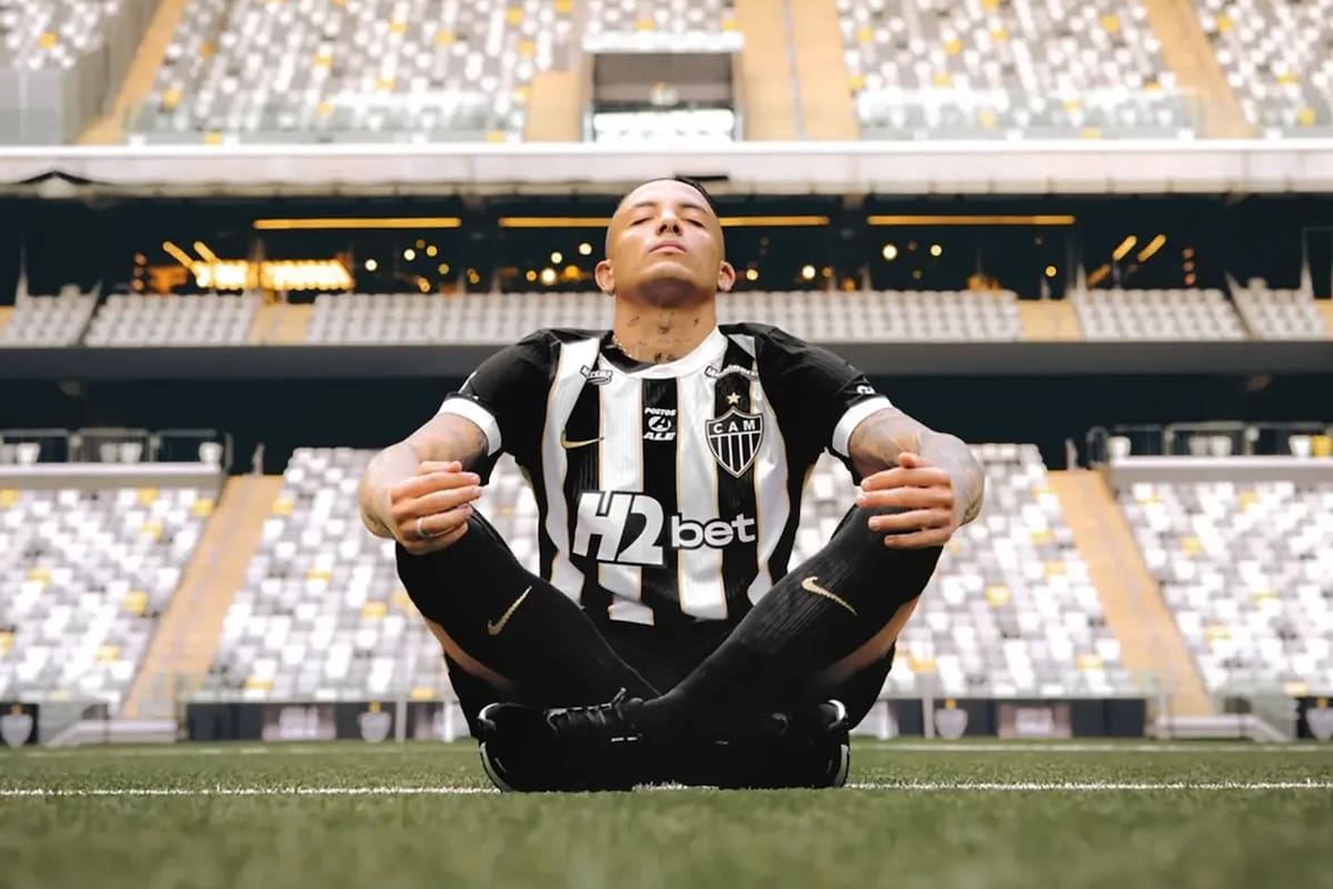 Kevin Castaño, nuevo jugador de Atlético Mineiro, medita sobre el césped del estadio