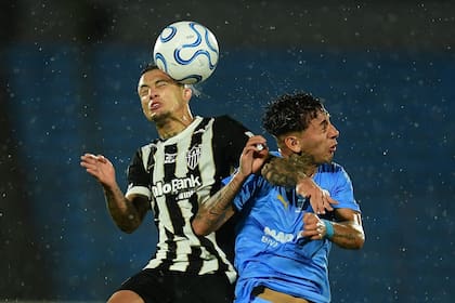 Kevin Castaño y Diogo Guzmán en la disputa de la pelota: Atlético Mineiro y Boca revivirán una final, como en la Copa de Oro de 1992
