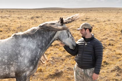 Kevin con los caballos salvajes del campo.