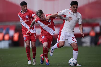 Kevin Coronel, lateral derecho de Argentinos Juniors, ante César Ibáñez, lateral izquierdo de Huracán