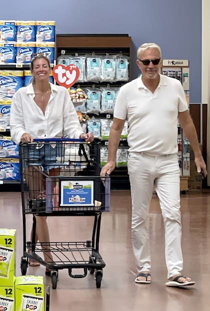 Kevin Costner, en cambio fue visto haciendo las compras en un supermercado de Santa Bárbara junto a la entrenadora de estilo de vida Jennifer Milburn,a quien los medios señalan como su nueva novia. En las fotografías puede verse a la mujer empujando un carrito con carne vacuna, verduras, jugo de naranja y cereales, luciendo una camisa blanca y un short de jean. El protagonista de Robin Hood, a su vez, se mostró con una chomba blanca, pantalón ceñido al tono y ojotas