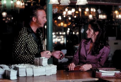 Kevin Costner junto a Courteney Cox y parte del botín