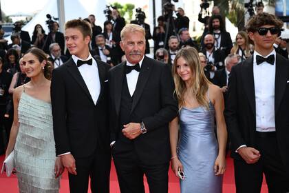 Kevin Costner posa con sus hijos (desde la izquierda) Annie Costner, Cayden Wyatt Costner, Grace Avery Costner y Hayes Costner en la proyección de Horizon: An American Saga, en la 77º edición del Festival de Cine de Cannes en Cannes