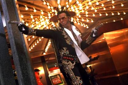 Kevin Costner, un imitador de Elvis de armas tomar