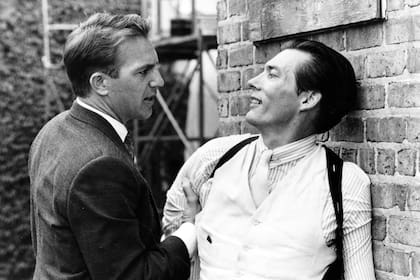 Kevin Costner y Billy Drago, en la famosa pelea en la azotea
