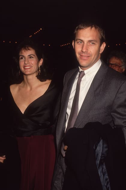 Kevin Costner y su primera esposa, Cindy Silva, retratados en una salida en 1992, dos años antes de su divorcio
