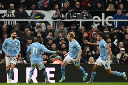 Kevin De Bruyne (17) celebra su regreso al gol, a poco de haber ingresado desde el banco; fue el empate parcial del Manchester City, que ganó en el descuento
