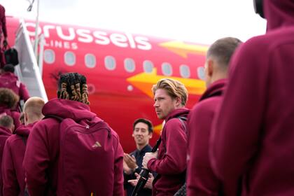 Kevin De Bruyne (Centro) del equipo de Bélgica se prepara para abordar el avión previo al viaje del equipo hacia la Euro 2024 en Alemania, en el Aeropuerto de Zaventem, en Bruselas, el miércoles 12 de junio de 2024. (AP Foto/Virginia Mayo)