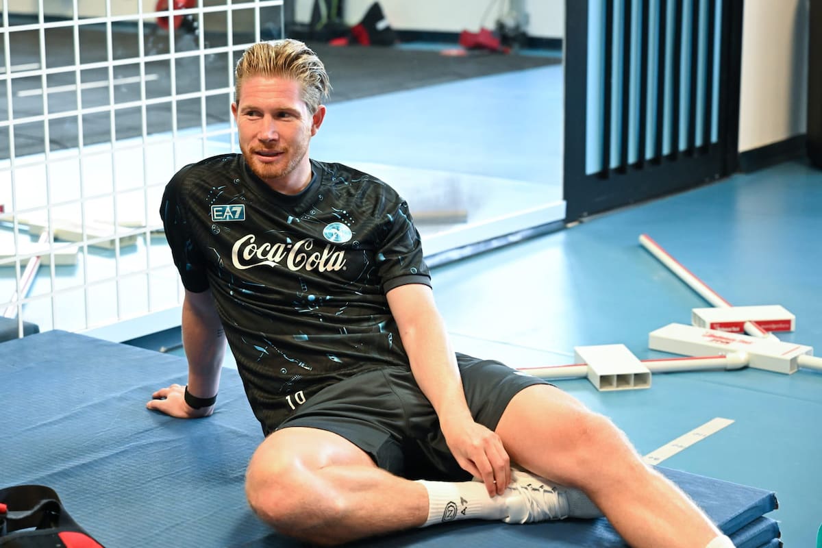 Kevin De Bruyne, con un pequeño 10 en el pantalón
