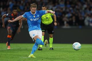 Kevin De Bruyne sale lesionado tras marcar penal en victoria 3-1 del Napoli sobre Inter