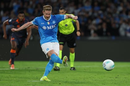 Kevin De Bruyne sale lesionado tras marcar penal en victoria 3-1 del Napoli sobre Inter