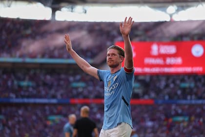 Kevin De Bruyne saludando a la hinchada del City tras perder la final de la Copa FA ante el Crystal Palace en Wembley