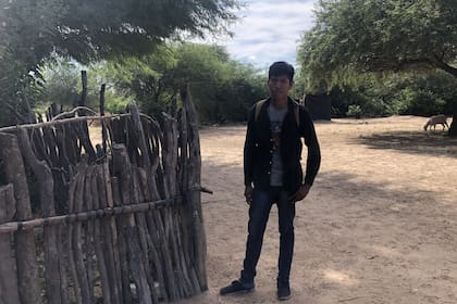 Kevin Díaz camina todos los días un kilómetro para llegar a la escuela en la comunidad Wichi de Puntana, en Salta