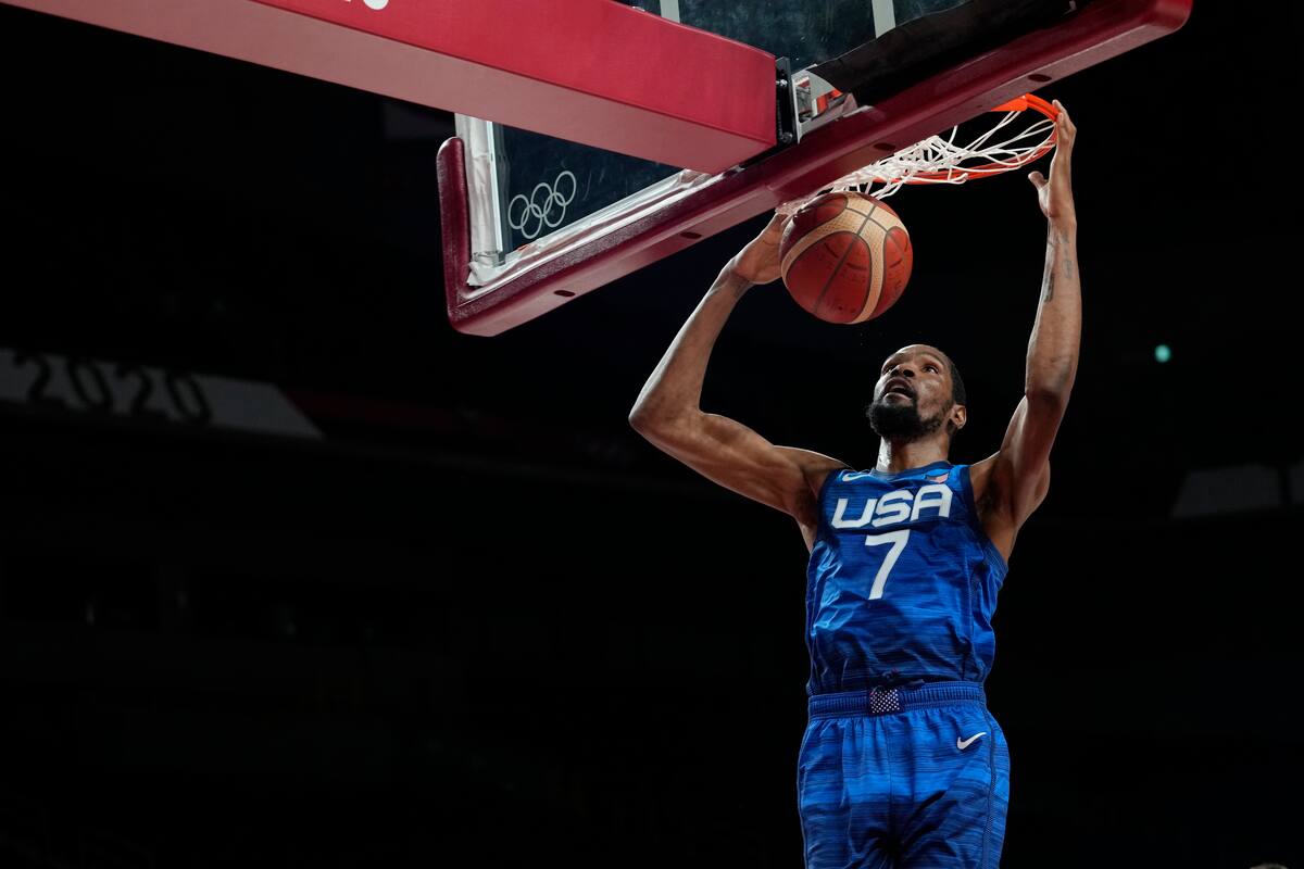 Kevin Durant (7) de Estados Unidos clava el balón durante el partido de cuartos de final de baloncesto masculino contra España.