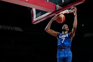 Kevin Durant (7) de Estados Unidos clava el balón durante el partido de cuartos de final de baloncesto masculino contra España.