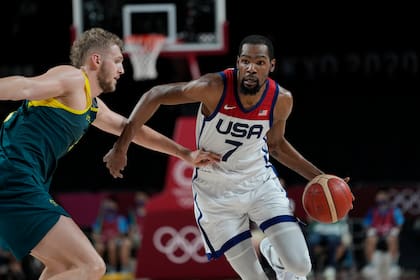 Kevin Durant (7) de Estados Unidos impulsa contra Jock Landale (13) de Australia durante el juego de semifinales de baloncesto masculino en los Juegos Olímpicos Tokio 2020.