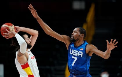 Kevin Durant de Estados Unidos (7), a la derecha, intenta bloquear al español Ricky Rubio (9), a la izquierda, durante el cruce de cuartos de final de básquetbol