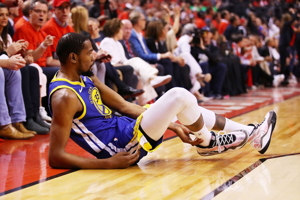 Kevin Durant de Golden State Warriors sale lesionado