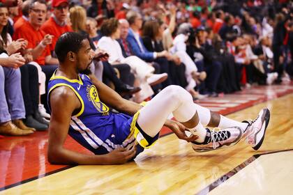 Kevin Durant de Golden State Warriors sale lesionado