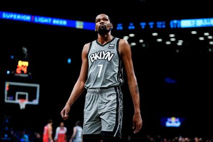 Kevin Durant de los Nets de Brooklyn durante la primera mitad del partido de la NBA contra los Wizards de Washington, el lunes 25 de octubre de 2021, en Nueva York. (AP Foto/Frank Franklin II)