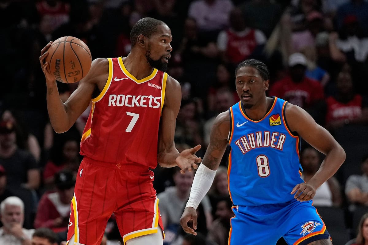 Kevin Durant, de los Rockets de Houston, trata de avanzar frente a Jalen Williams, del Thunder de Ok