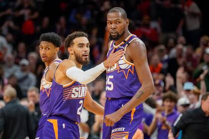 Kevin Durant (derecha) de los Suns de Phoenix, reta a los Mavericks de Dallas, mientras su compañero Tyus Jones lo detiene, el sábado 26 de octubre de 2024 (AP Foto/Darryl Webb)