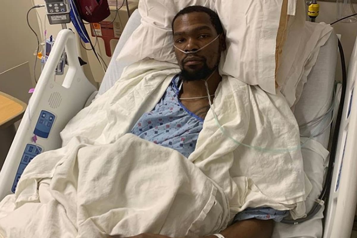 Kevin Durant publicó la foto en Instagram, después de ser operado
