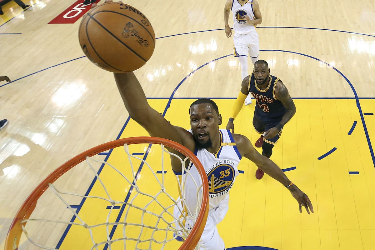 Kevin Durant y LeBron James nuevamente frente a frente por un anillo de la NBA