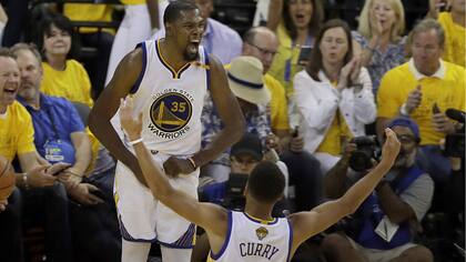 Kevin Durant y Stephen Curry, dos de las máximas estrellas del mundo, juntos por un anillo