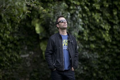 Kevin en el refugio de su casa, donde la música forma parte de la vida familiar