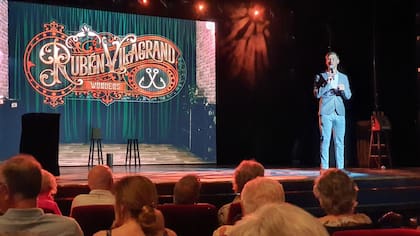 Kevin es el cruise and travel director: se encarga de las presentaciones de las charlas, de los juegos, de los shows, explica lo que hay que saber de los destinos, despide a los pasajeros que parten hacia las excursiones y un larguísimo etcétera.