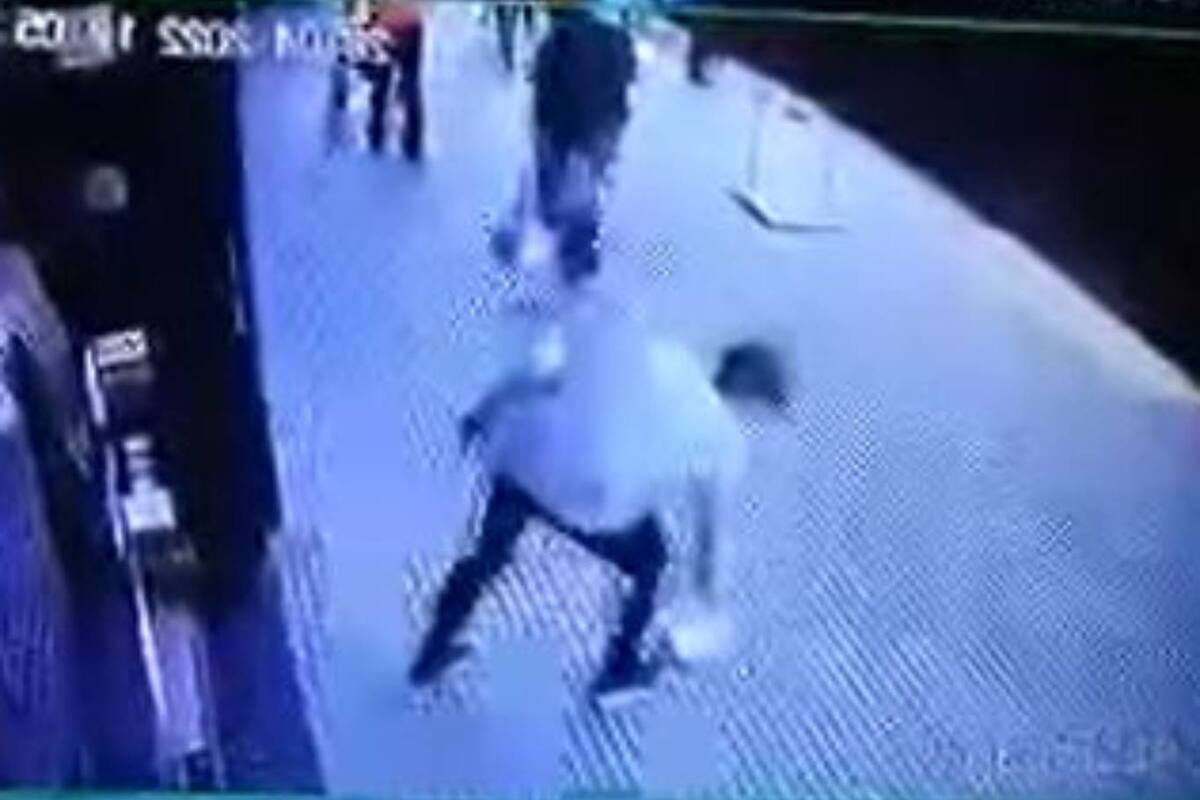 Kevin Gordillo, empleado de un local de ropas de Temperley, recuperó un paquete con $70.000 que estaban en la vereda y se los devolvió a su dueño original, en un gesto que lo enaltece