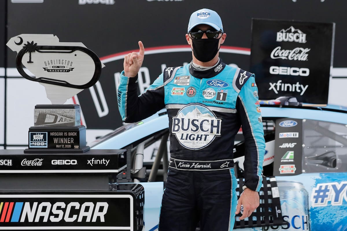 Kevin Harvick, el ganador de las 400 Millas de Darlington, la prueba con la que el NASCAR volvió a la actividad, después de 70 días de parate
