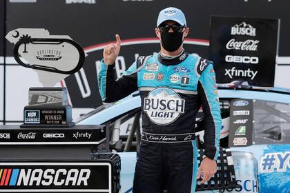Kevin Harvick, el ganador de las 400 Millas de Darlington, la prueba con la que el NASCAR volvió a la actividad, después de 70 días de parate