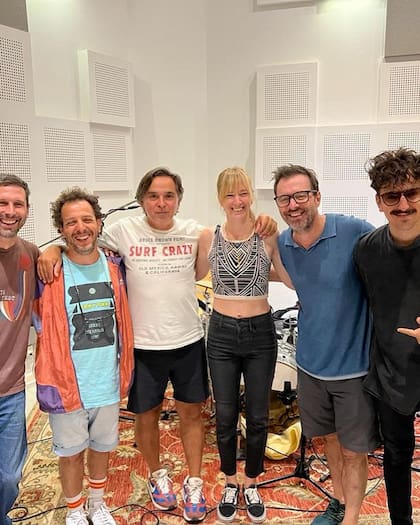 Kevin Johansen junto a su equipo (Foto: Instagram @kevinjohansenoficial)