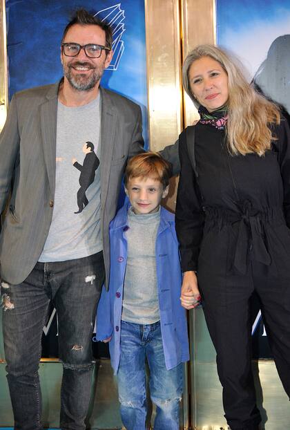 Kevin Johansen, su pareja y su hijo Roy