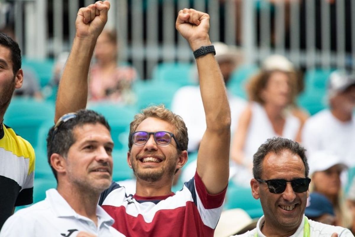 Kevin Konfederak festeja la victoria de Francisco Cerúndolo contra Jannik Sinner en los cuartos de final del Masters 1000 de Miami; a la derecha, el manager, Mariano Ink.